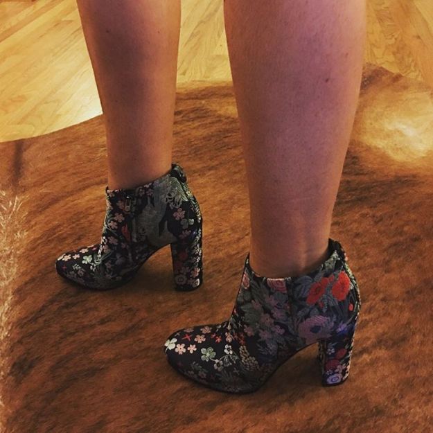 Obsessed with them!!! Details on where to buy these @sam_edelman beauties in my bio link or here - they're selling like hot cakes!!  http://liketk.it/2p8tG @liketoknow.it #liketkit #thisis45 #pixiecut #nothingbutpixies #shorthair #liketkit #fbloggers #fbloggersuk #fblogger #ootd #wiwt #outfitpost #outfitinspo #instafashion #instastyle #40plusstyle #everydaystyle #over40fashion #mumontherun #dresslikeamum #samsgirls