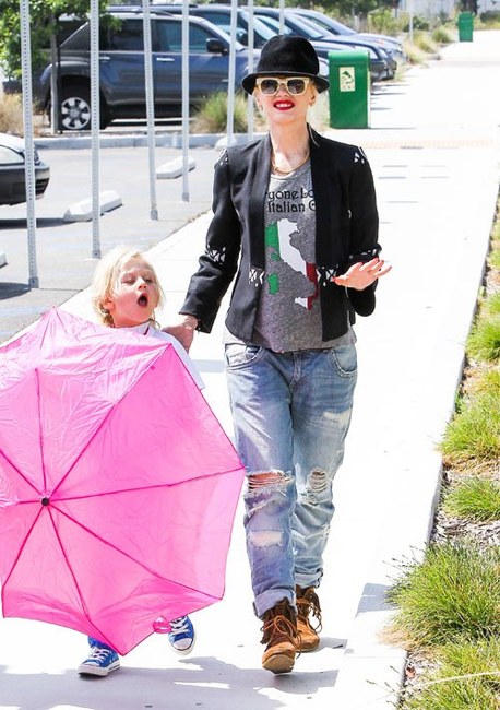 gwen-stefani-and-le-shirt-everyone-loves-an-italian-girl-tee-gallery